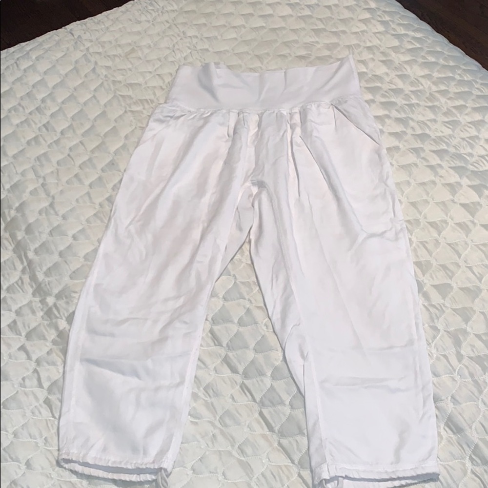 Lululemon super soft Capri in white sz 4